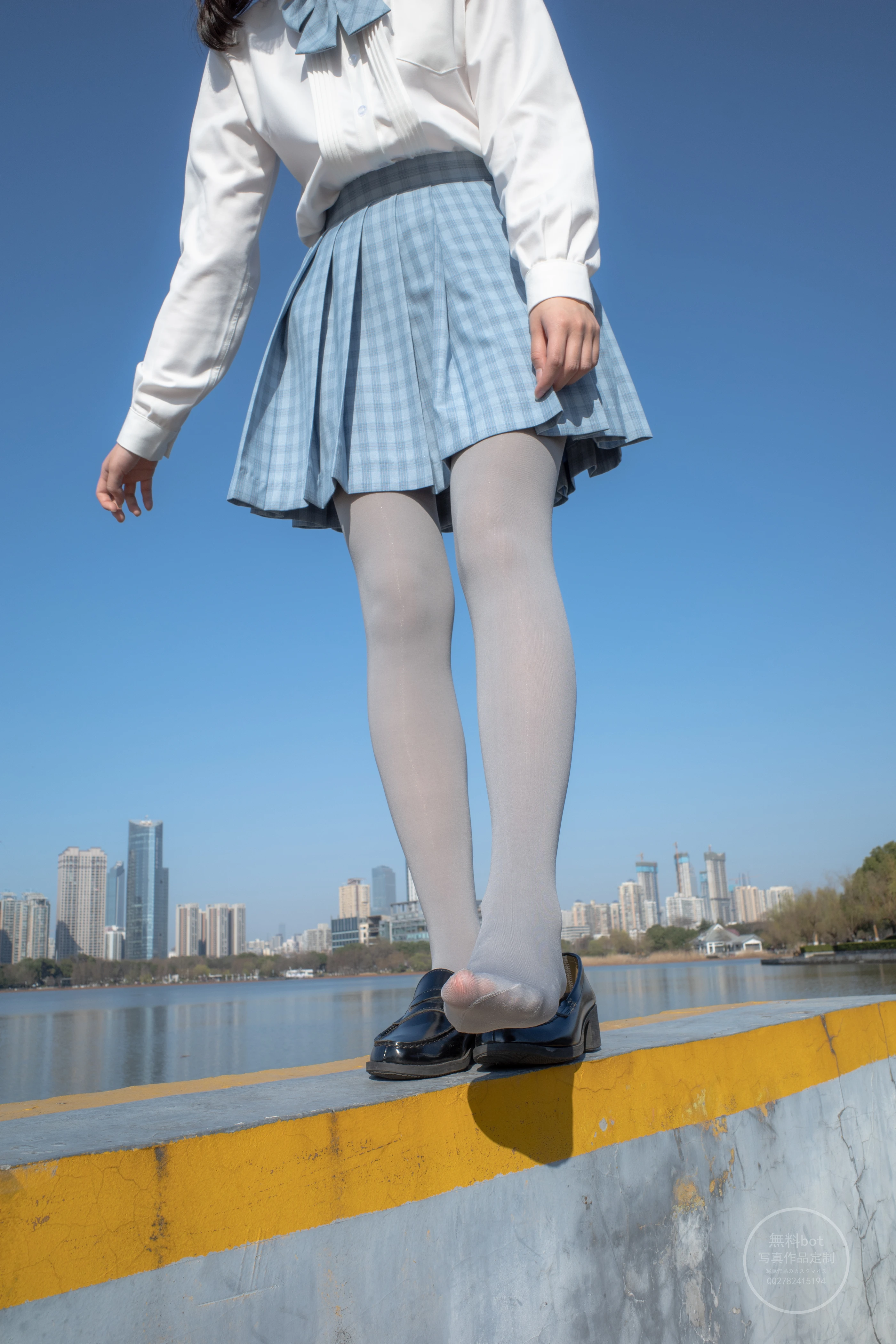 森萝财团 有料 NO.030 小香 户外公园里的JK制服灰丝美腿 [100P]插图4